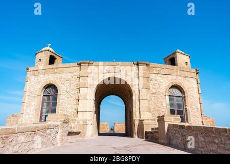 Torbogen auf den befestigten Stadtmauern von Essaouira Marokko Stockfoto