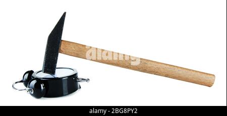 Hammer auf Wecker isoliert auf weiß Stockfoto