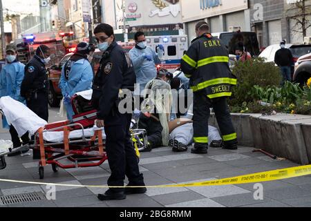 New York City, Usa. April 2020. Sanitäter führen eine Herz-Lungen-Wiederbelebung (CPR) an einem Mann durch, der in der Brooklyn Street während des Coronavirus-Ausbruchs in NYC zusammenbrach.die Vereinigten Staaten haben 40,000 bestätigte Todesfälle durch Coronavirus überschritten, wobei New York das Epizentrum der Krankheit ist. Quelle: SOPA Images Limited/Alamy Live News Stockfoto