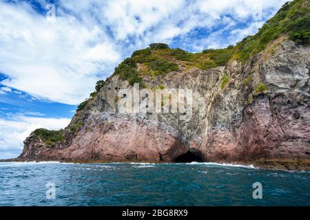 Sea Cave in schroffen Klippen in der Nähe von Cathedral Cove, Hahei, Coromandel Peninsula, North Island, Neuseeland Stockfoto