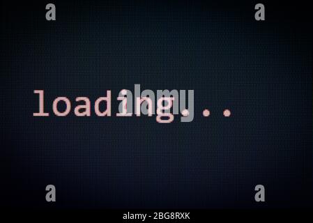 Laden Nachricht auf dem Bildschirm schwarzen Hintergrund Daten Fortschritt Laden komplette Warnung Computer Netzwerk System Software Konzept - selektive Fokussierung Stockfoto