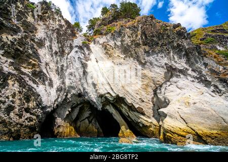 Sea Cave in schroffen Klippen in der Nähe von Cathedral Cove, Hahei, Coromandel Peninsula, North Island, Neuseeland Stockfoto