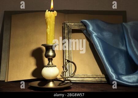 Alte Kerze auf dem Tisch im Zimmer Stockfoto