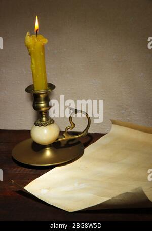 Alte Kerze auf dem Tisch im Zimmer Stockfoto