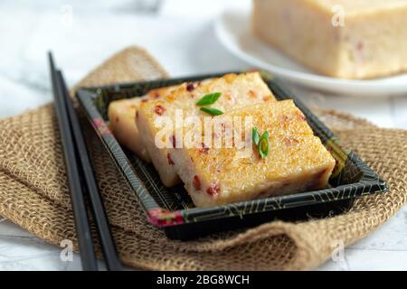 Hausgemachter Rettichkuchen mit chinesischer Wurst, beliebtes chinesisches Dim Sum Gericht Stockfoto