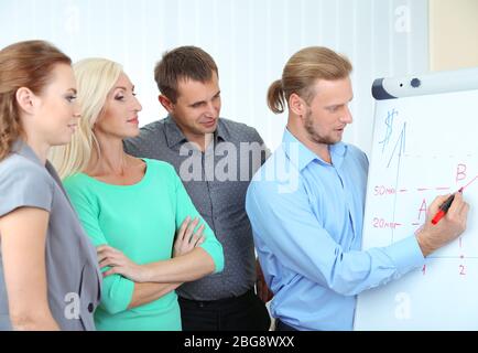 Geschäftsteam, das im Büro in der Nähe des Whiteboards arbeitet Stockfoto