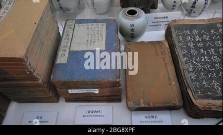 Huang Di Neijing Kompendium der materia Medica und andere Medizin Bücher Beijing Yushengtang Museum für traditionelle chinesische Medizin Ausstellungen im Februar Stockfoto