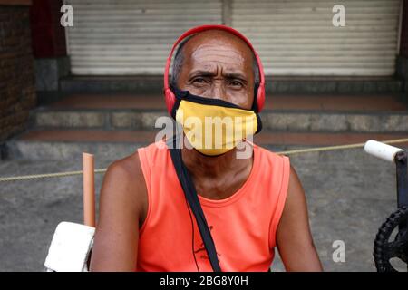 Antipolo City, Philippinen - 15. April 2020: Menschen werden ermutigt, eine schützende Gesichtsmaske von der lokalen Regierung zu tragen, wenn sie draußen während der Stockfoto