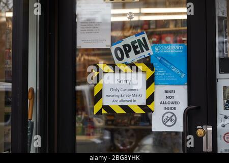 New York City, NEW YORK, USA. April 2020. Ein Schild an der Eingangstür eines Bauhauses in Williamsburg, Brooklyn, lautet: "Nur Kunden, die Sicherheitsmasken tragen, dürfen rein." Als die Zahl der Todesopfer des Staates New York durch den Ausbruch des Coronavirus steigt, kämpfen die New Yorker weiterhin gegen Covid-19 durch soziale Isolation und Selbstquarantäne, was die für gewöhnlich belebten Straßen und öffentlichen Bereiche der Stadt unheimlich ruhig macht. Quelle: Jodi Jones/ZUMA Wire/Alamy Live News Stockfoto