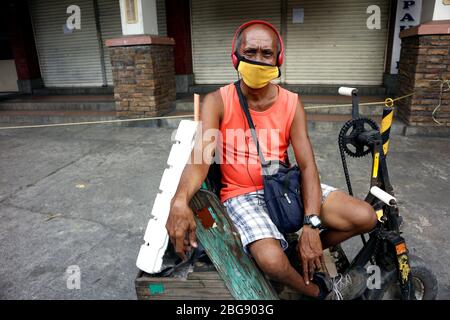 Antipolo City, Philippinen - 15. April 2020: Menschen werden ermutigt, eine schützende Gesichtsmaske von der lokalen Regierung zu tragen, wenn sie draußen während der Stockfoto