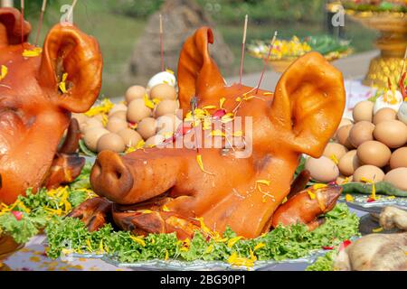 Schneiden Schweinekopf in spirituellen dienen zu opfern im hinduismus oder chinesischen Tradition Kultur auf dem Tisch mit Weihrauch Stockfoto