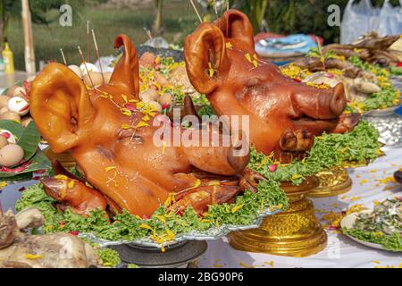 Schneiden Schweinekopf in spirituellen dienen zu opfern im hinduismus oder chinesischen Tradition Kultur auf dem Tisch mit Weihrauch Stockfoto