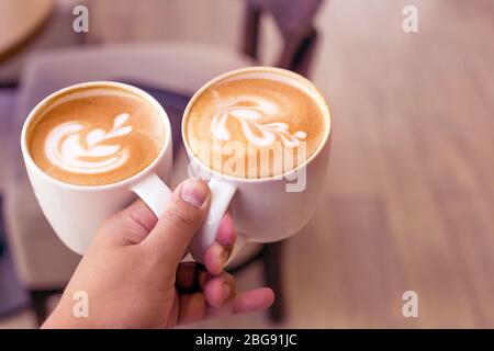 Professioneller Barista serviert Kaffee der späten Kunst im Café Stockfoto