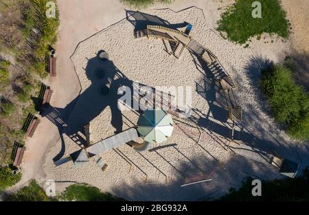 Chemnitz, Deutschland. April 2020. Ein leerer Spielplatz im Chemnitzer Küchwald. Aufgrund der Verlängerung der Kontaktbeschränkungen sind Spielplätze und Sportanlagen weiterhin geschlossen. Verschiedene Bundesländer erwägen, die Beschränkungen für den Massensport ab Anfang Mai zu lockieren. (Luftbild mit Drohne) Quelle: Jan Woitas/dpa-Zentralbild/dpa/Alamy Live News Stockfoto