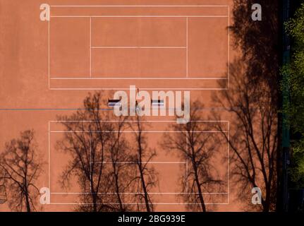 Chemnitz, Deutschland. April 2020. Leere Tennisplätze des Tennisclubs Chemnitz in Küchwald. Aufgrund der Verlängerung der Kontaktbeschränkungen sind Spiel- und Sportanlagen weiterhin geschlossen. Verschiedene Bundesländer erwägen, die Beschränkungen für den Massensport ab Anfang Mai zu lockieren. (Luftbild mit Drohne) Quelle: Jan Woitas/dpa-Zentralbild/dpa/Alamy Live News Stockfoto