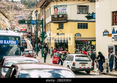 Geschäftige Straßenszene in Cusco, Peru. Stockfoto