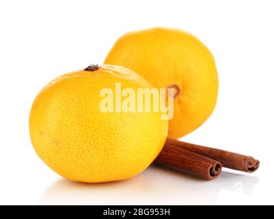 Reife Mandarinen mit Zimt isoliert auf weiß Stockfoto
