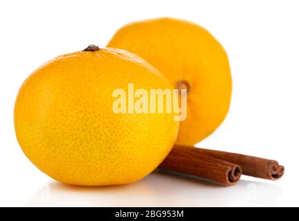 Reife Mandarinen mit Zimt isoliert auf weiß Stockfoto