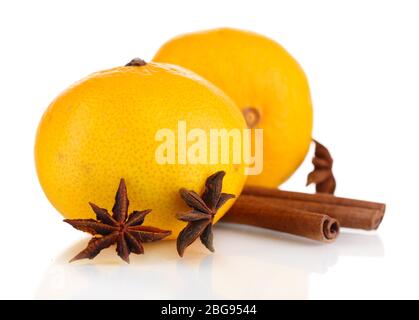 Reife Mandarinen mit Zimt isoliert auf weiß Stockfoto