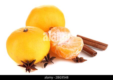 Reife Mandarinen mit Zimt isoliert auf weiß Stockfoto