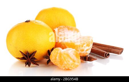 Reife Mandarinen mit Zimt isoliert auf weiß Stockfoto