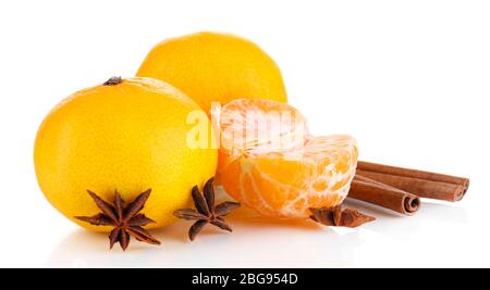 Reife Mandarinen mit Zimt isoliert auf weiß Stockfoto