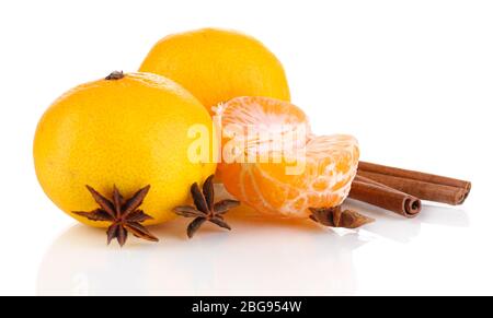Reife Mandarinen mit Zimt isoliert auf weiß Stockfoto