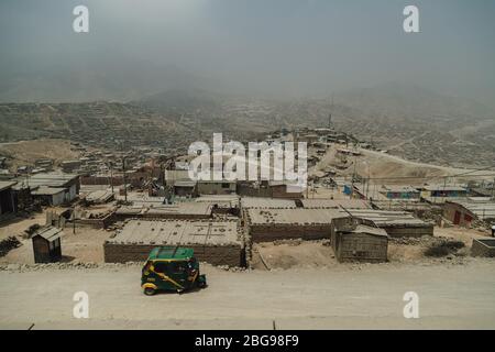 Blick auf Manchay, eines der ärmsten Viertel der peruanischen Hauptstadt Lima. Das Hotel liegt in einem trockenen und staubigen Wüstental. Stockfoto