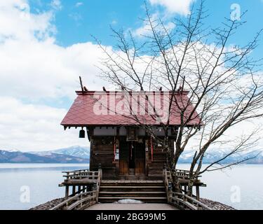 Gozanoishi Shrine am Tazawa-See in Akita, Japan. Stockfoto