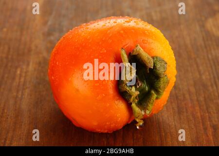 Reif persimmon auf hölzernen Hintergrund Stockfoto