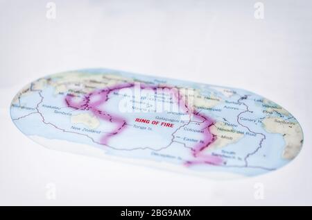 Weltkarte mit dem pazifischen Feuerring und den Grenzen der tektonischen Platten, Farbe, **NUR REDAKTIONELLE VERWENDUNG** Stockfoto