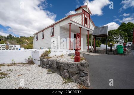 Weiße katholische Kirche in Whakarewarewa Maori Village, Rotorua, Nordinsel, Neuseeland Stockfoto