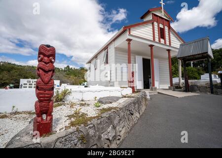 Weiße katholische Kirche in Whakarewarewa Maori Village, Rotorua, Nordinsel, Neuseeland Stockfoto