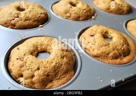 Rezept Reihenfolge der Fruchtschwamm Kuchen Backvorbereitung. Eier, Eigelb, Mehl und Obst zu einem flüssigen Teig mischen. Stockfoto