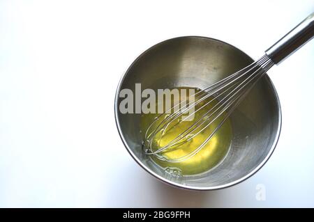 Rezept Reihenfolge der Fruchtschwamm Kuchen Backvorbereitung. Eier, Eigelb, Mehl und Obst zu einem flüssigen Teig mischen. Stockfoto