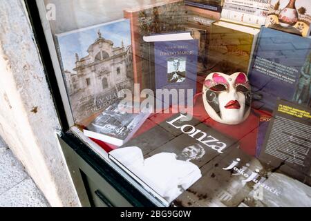 Dubrovnik, Kroatien - 11. Juli 2019 : Schaufenster von Souvenirladen, Buch und Maske Stockfoto