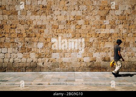 Dubrovnik, Kroatien - 11. Juli 2019 : Altstadt mittelalterliche Stadtmauern und Touristen Stockfoto