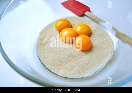 Rezept Reihenfolge der Fruchtschwamm Kuchen Backvorbereitung. Eier, Eigelb, Mehl und Obst zu einem flüssigen Teig mischen. Stockfoto