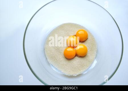 Rezept Reihenfolge der Fruchtschwamm Kuchen Backvorbereitung. Eier, Eigelb, Mehl und Obst zu einem flüssigen Teig mischen. Stockfoto