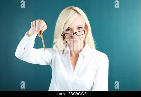 Schullehrer ärgern sich im Klassenzimmer Stockfoto