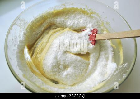 Rezept Reihenfolge der Fruchtschwamm Kuchen Backvorbereitung. Eier, Eigelb, Mehl und Obst zu einem flüssigen Teig mischen. Stockfoto