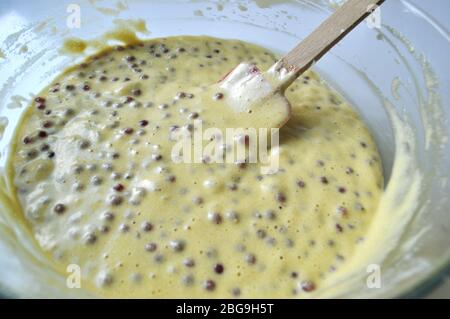 Rezept Reihenfolge der Fruchtschwamm Kuchen Backvorbereitung. Eier, Eigelb, Mehl und Obst zu einem flüssigen Teig mischen. Stockfoto