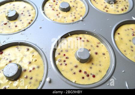 Rezept Reihenfolge der Fruchtschwamm Kuchen Backvorbereitung. Eier, Eigelb, Mehl und Obst zu einem flüssigen Teig mischen. Stockfoto