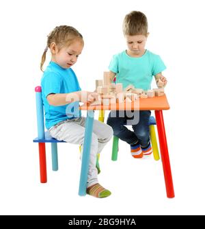 Kleine Kinder spielen mit Bausteinen isoliert auf weiß Stockfoto