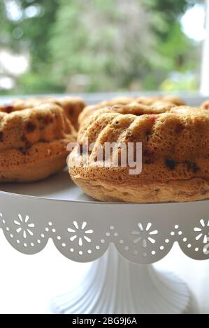 Obstkuchen, serviert auf einer dekorativen Schüssel auf einer Küchenplatte. Stockfoto