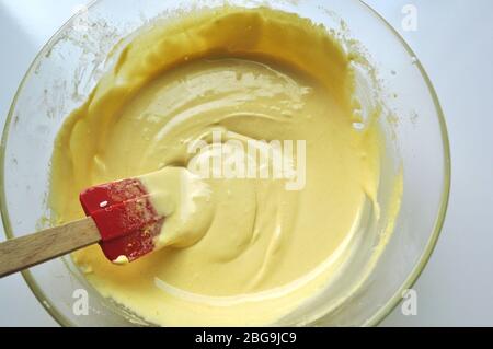 Rezept Reihenfolge der Fruchtschwamm Kuchen Backvorbereitung. Eier, Eigelb, Mehl und Obst zu einem flüssigen Teig mischen. Stockfoto
