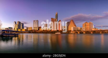 Panorama mit Hochhäusern im Stadtzentrum, die den Sonnenuntergang reflektieren, goldenes Licht der Stunde, Blick über den Lady Bird Lake oder Town Lake am Colorado River in Austin, Texas, USA Stockfoto