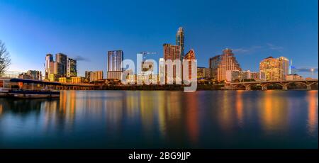 Panorama mit Hochhäusern im Stadtzentrum, die den Sonnenuntergang reflektieren, goldenes Licht der Stunde, Blick über den Lady Bird Lake oder Town Lake am Colorado River in Austin, Texas, USA Stockfoto