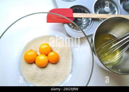 Rezept Reihenfolge der Fruchtschwamm Kuchen Backvorbereitung. Eier, Eigelb, Mehl und Obst zu einem flüssigen Teig mischen. Stockfoto