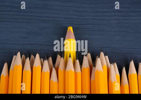 Unter den üblichen feierlichen Bleistift Bleistifte, auf farbigem Hintergrund Stockfoto